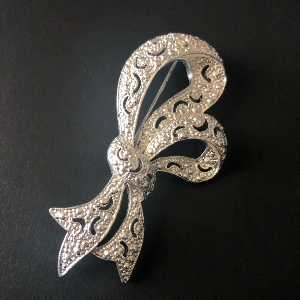 Silver Tone Ribbon Brooch